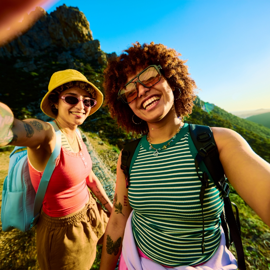 Zwei Frauen beim Wandern mit Sportbrillen.